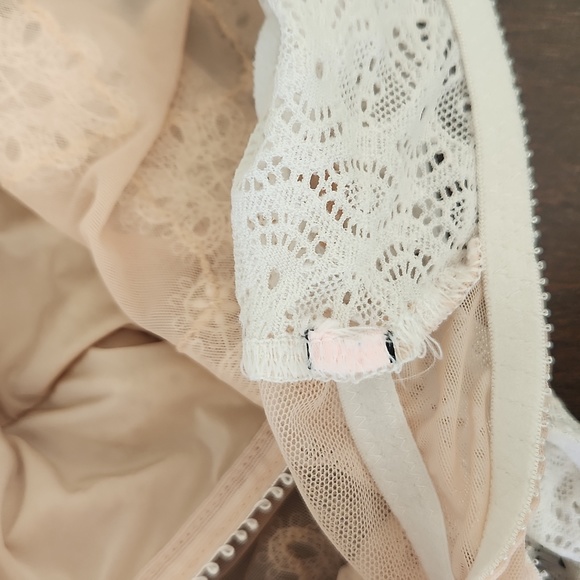 Victoria Secret Lace Tank Bra - Picture 7 of 7